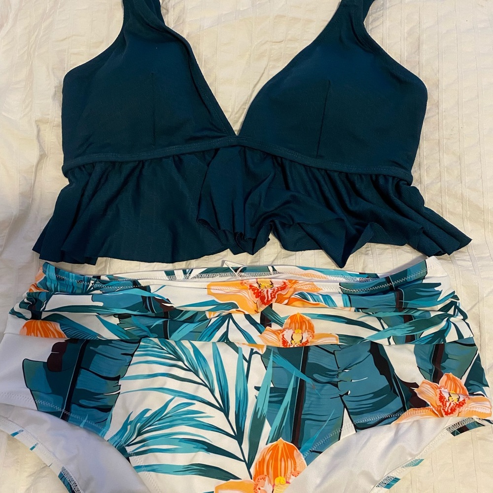 Cupshe Plus Size Green Ruffle Top with Floral Bottoms